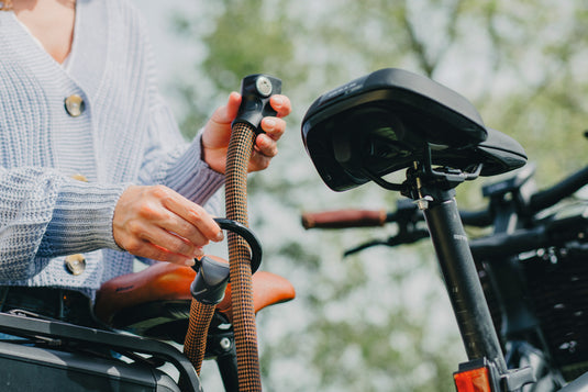 cyclist threading chain through loop on the Infinity Loop 1806  before locking bicycle