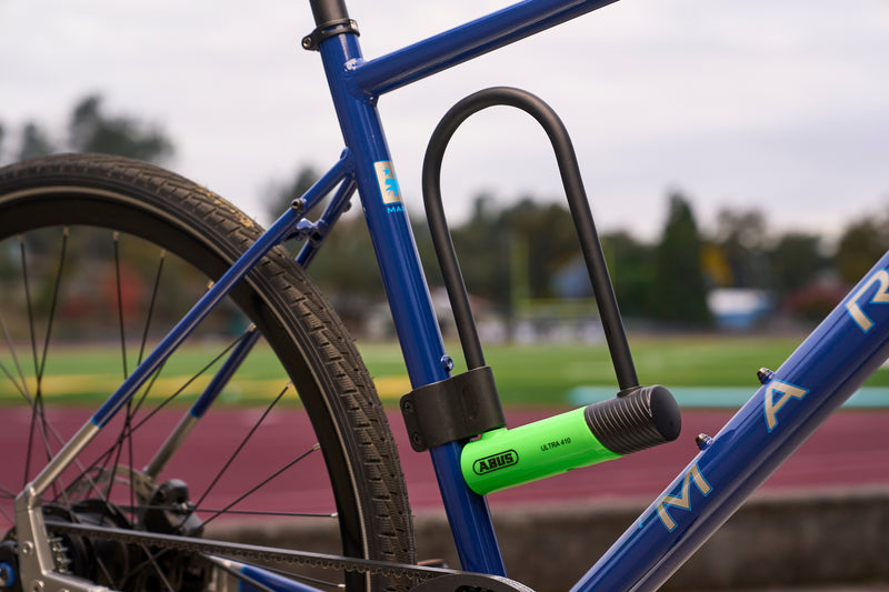Load image into Gallery viewer, Blue bicycle with green ABUS Ultra 410K attached to bracket.  #color_green
