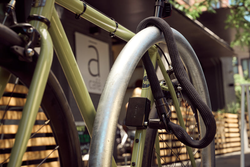 Load image into Gallery viewer, green bike locked with Alamrbox and black loop chain
