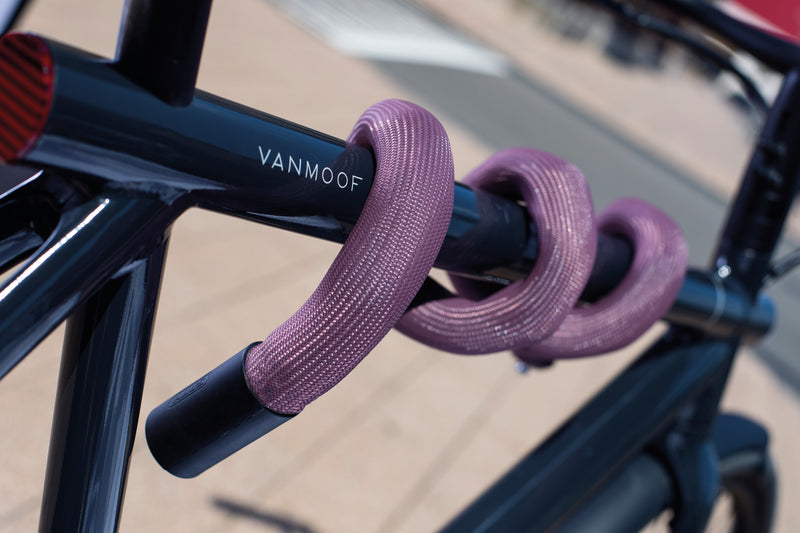 Load image into Gallery viewer, Rosemauve ABUS Goose Lock wrapped around toptube of black bicycle #color_flint #size_110cm
