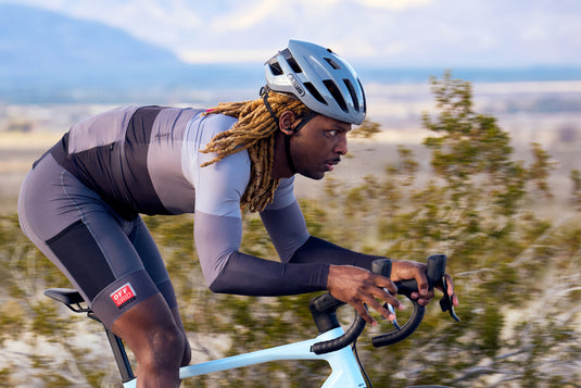 cyclist riding through desert on gravel bike wearing ABUS Powerdome