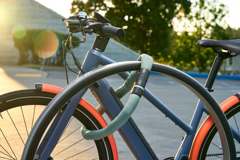 Load image into Gallery viewer, Mint Goose Lock 6206 securing blue and orange e-bike to rack. #color_mint 
